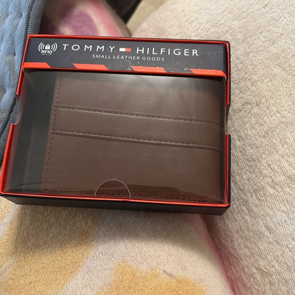tommy hilfiger means wallet - Picture 2 of 5